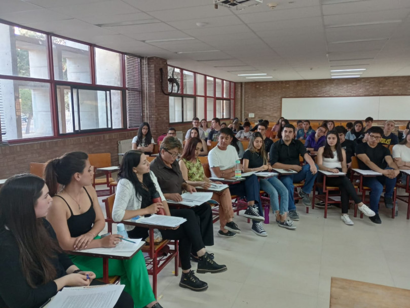 imagen Historia argentina y latinoamericana en debate: una propuesta innovadora para aprender desde la oralidad y el pensamiento crítico