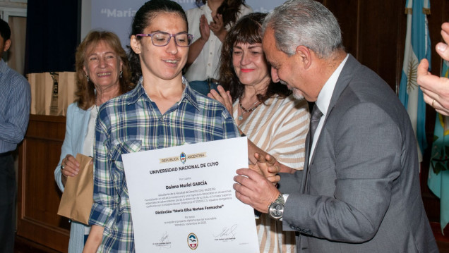imagen Estudiante de la FD recibió la distinción "María Elisa Norton Farmache" por su trayectoria académica y su ejemplo de superación