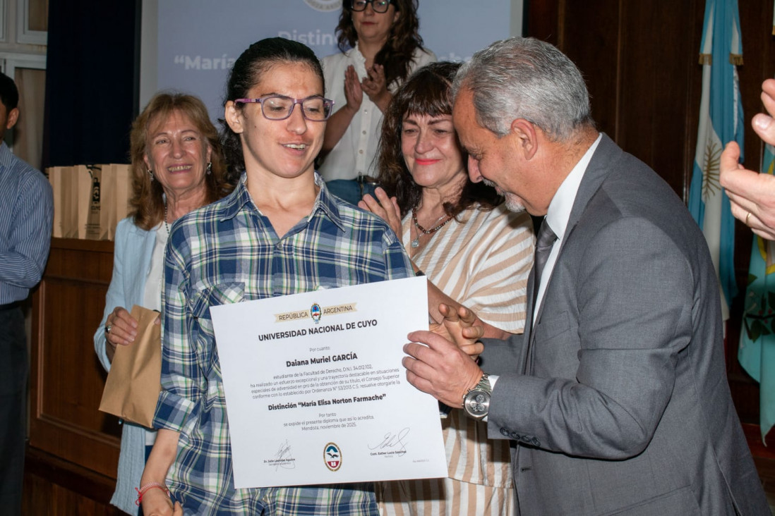 imagen Estudiante de la FD recibió la distinción "María Elisa Norton Farmache" por su trayectoria académica y su ejemplo de superación