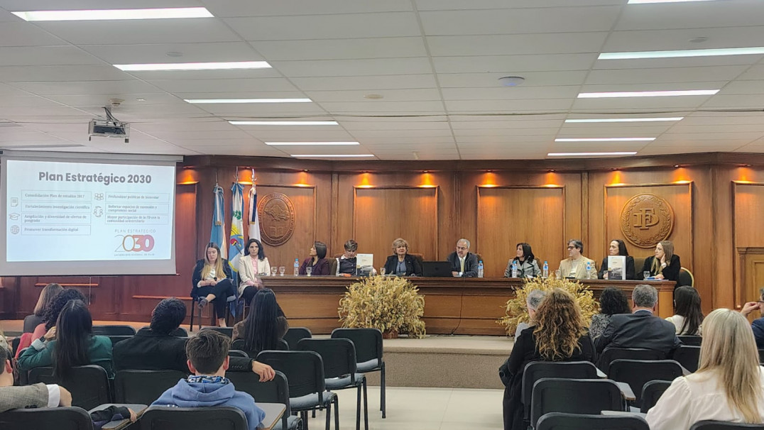 imagen "La dignidad frente a la escasez": la Facultad de Derecho presentó sus Memorias de Gestión 2022-2026