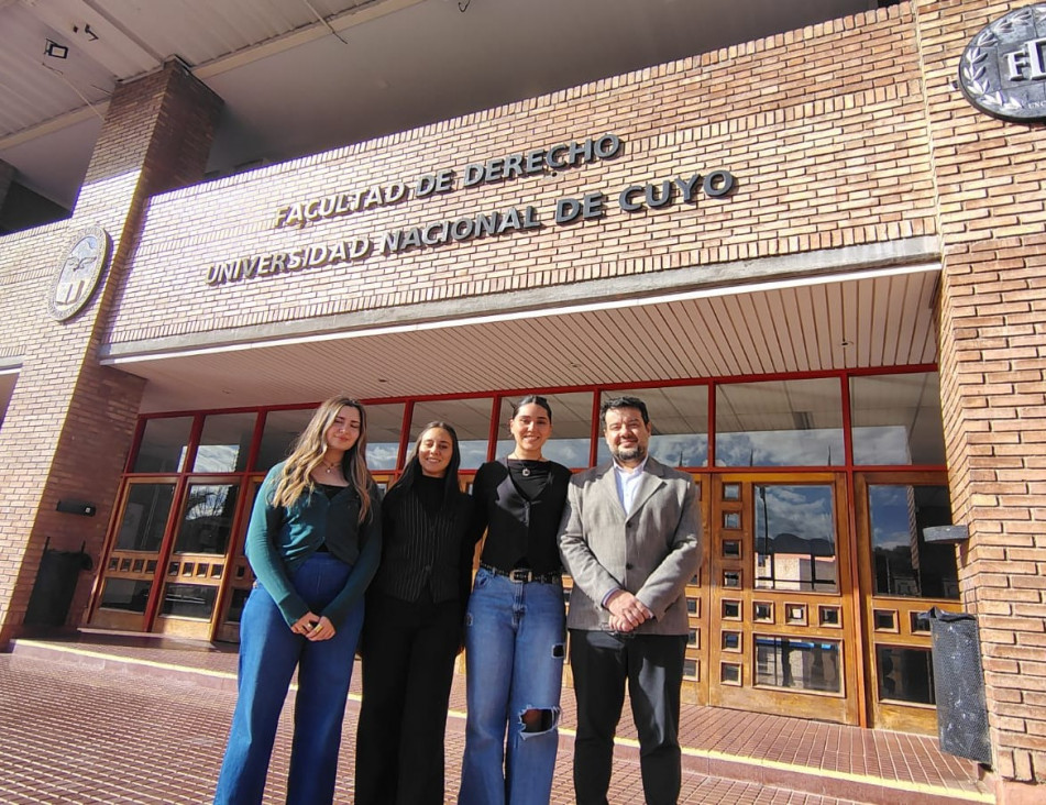 imagen Excelencia académica: equipo de Derecho UNCUYO alcanzó las semifinales de la COMLIT
