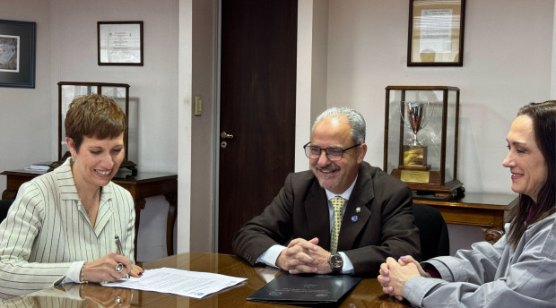 La Facultad de Derecho y el Ministerio de Energía y Ambiente firman un acuerdo de colaboración