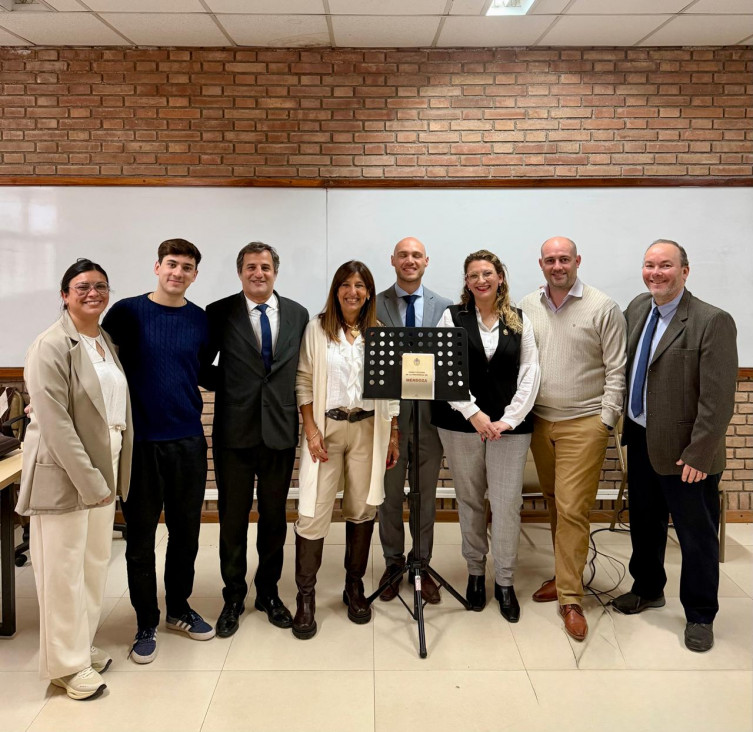 imagen Una Constitución para mirar hacia atrás y también hacia adelante