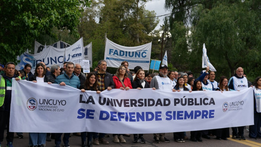 imagen Derecho UNCUYO presente en la marcha por la universidad pública