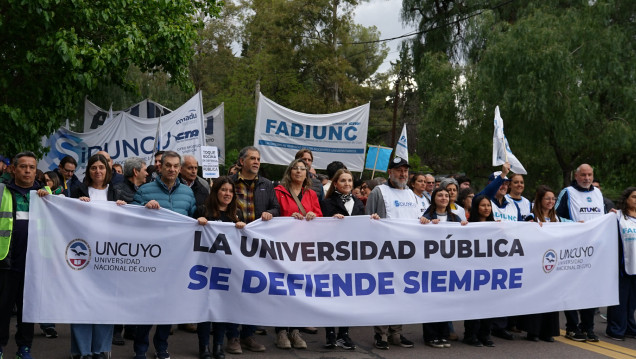imagen Derecho UNCUYO presente en la marcha por la universidad pública