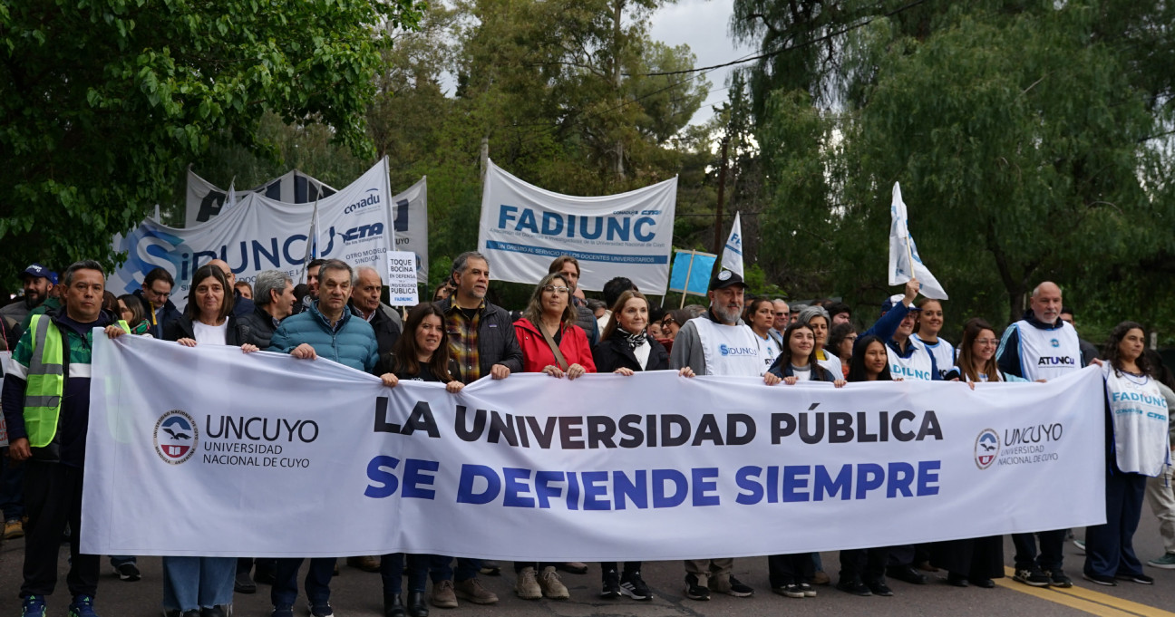 imagen Derecho UNCUYO presente en la marcha por la universidad pública