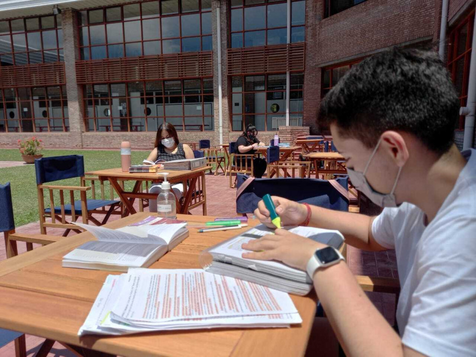 imagen Puntos de estudio y conectividad grupales en la Facultad