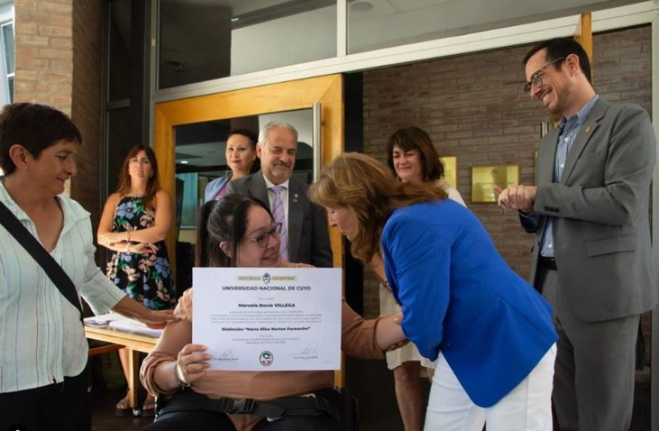 imagen Graduadas de la FD recibieron la distinción "María Elisa Norton Farmache"