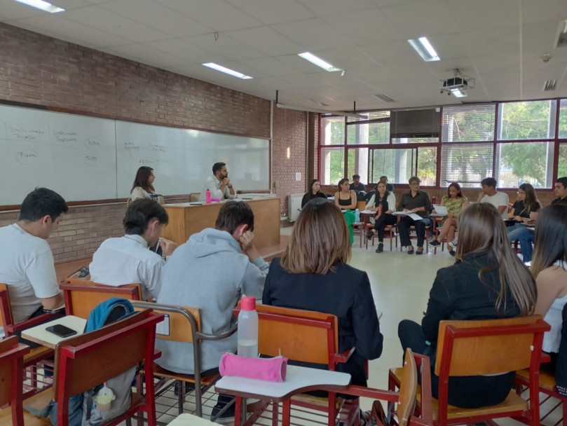 imagen Historia argentina y latinoamericana en debate: una propuesta innovadora para aprender desde la oralidad y el pensamiento crítico