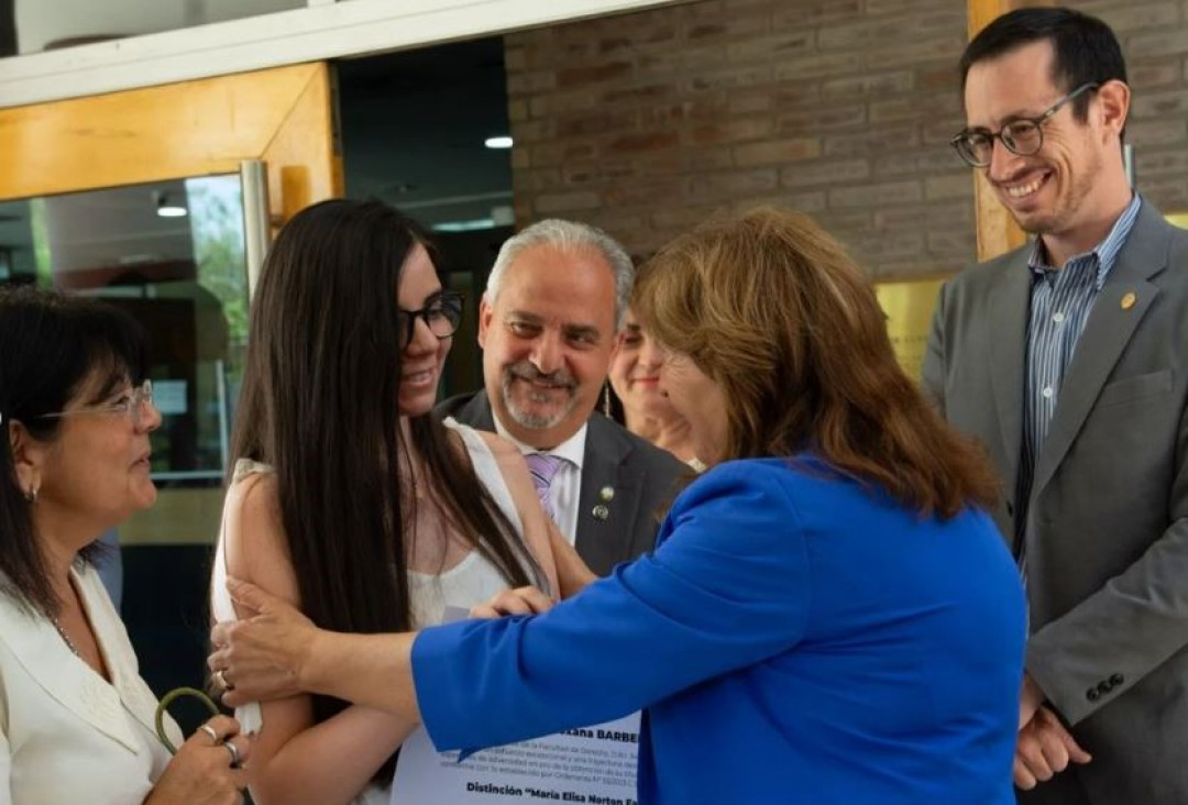 imagen Graduadas de la FD recibieron la distinción "María Elisa Norton Farmache"