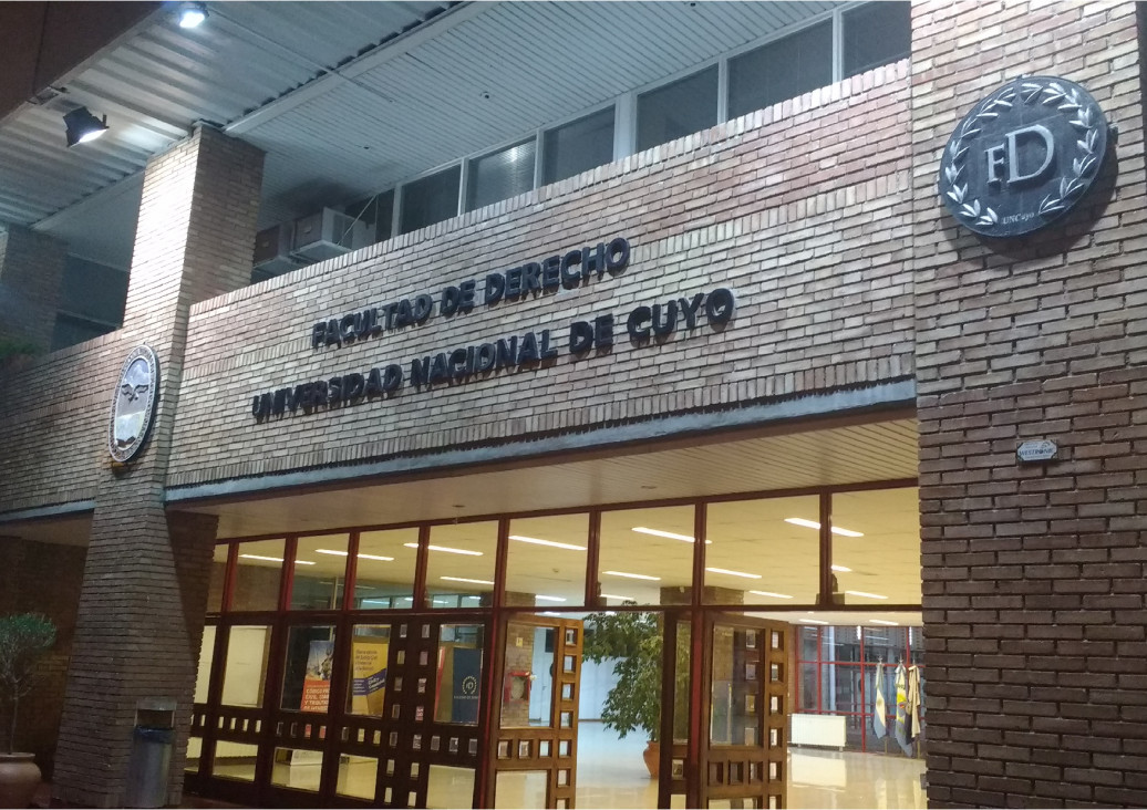 imagen Derecho inauguró su nueva fachada junto a sus docentes