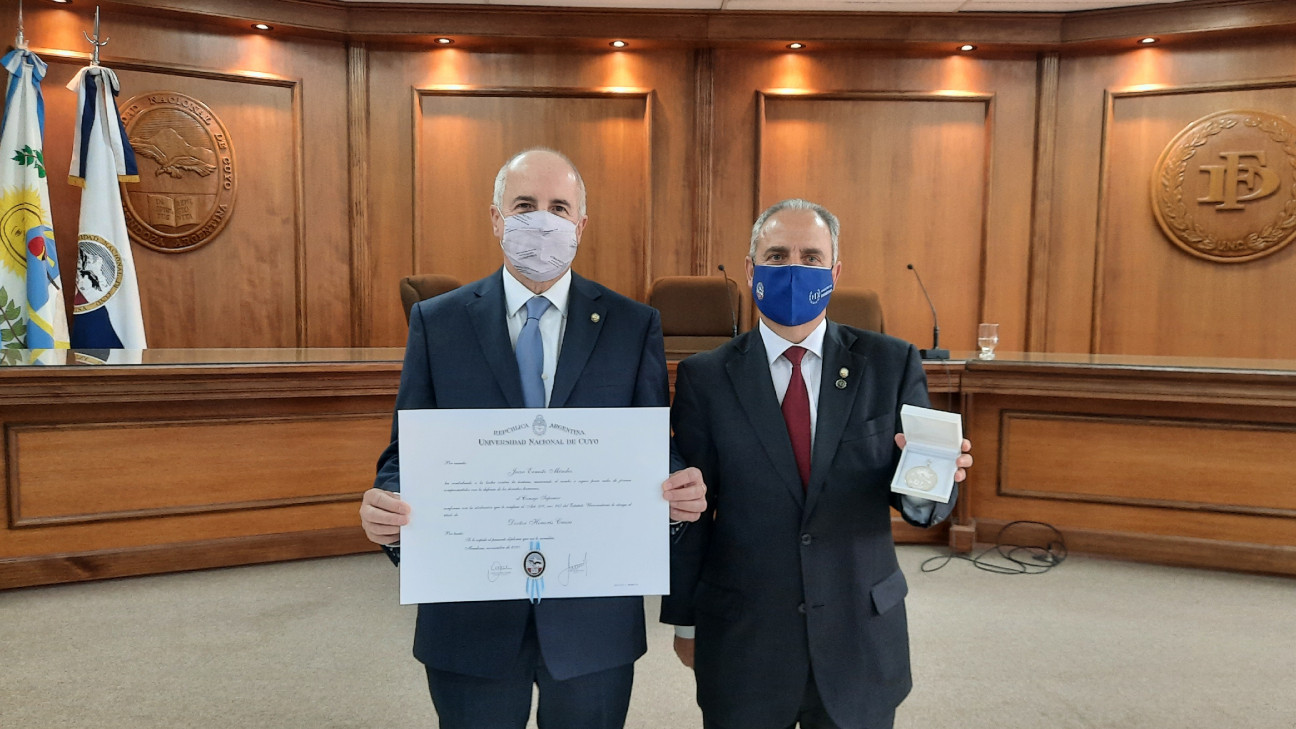 imagen Distinguieron con el Doctorado Honoris Causa a Juan E. Méndez